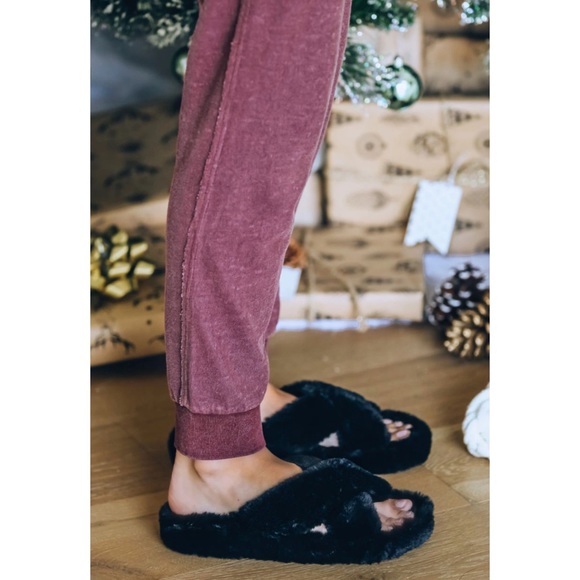 Black faux fur slipper slides crisscross straps - Picture 4 of 10